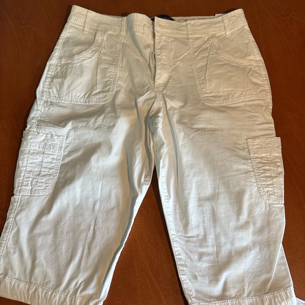 Gloria. Vanderbilt white cargo type capris, eyelet hair n lower pockets, 10, EUC